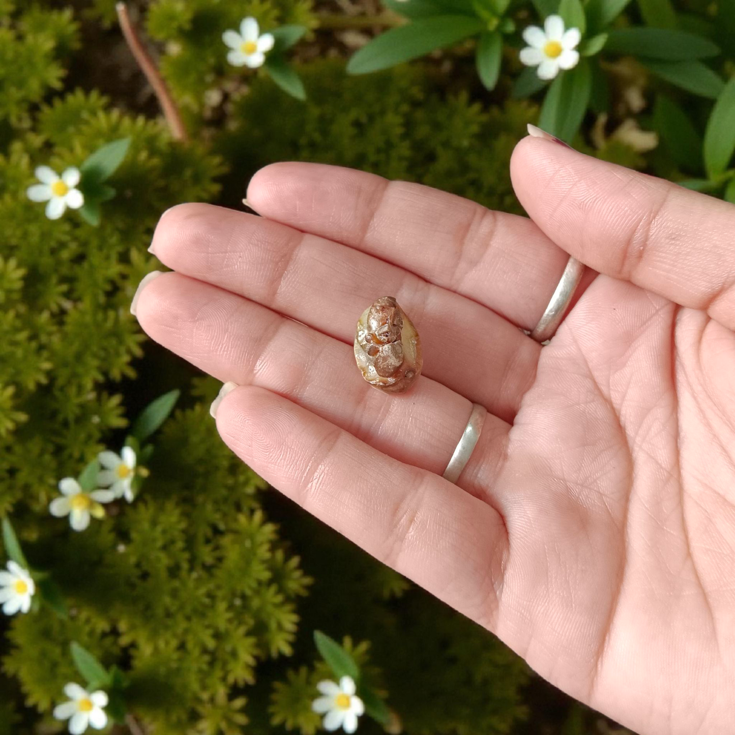 Natural unstudded Chandra Mani gemstone – lab certified moonstone ideal for meditation and spiritual rituals