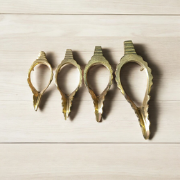 Pure Brass Shankh Stand in elegant traditional design – suitable for various conch shell sizes, ideal for pooja altars and temples